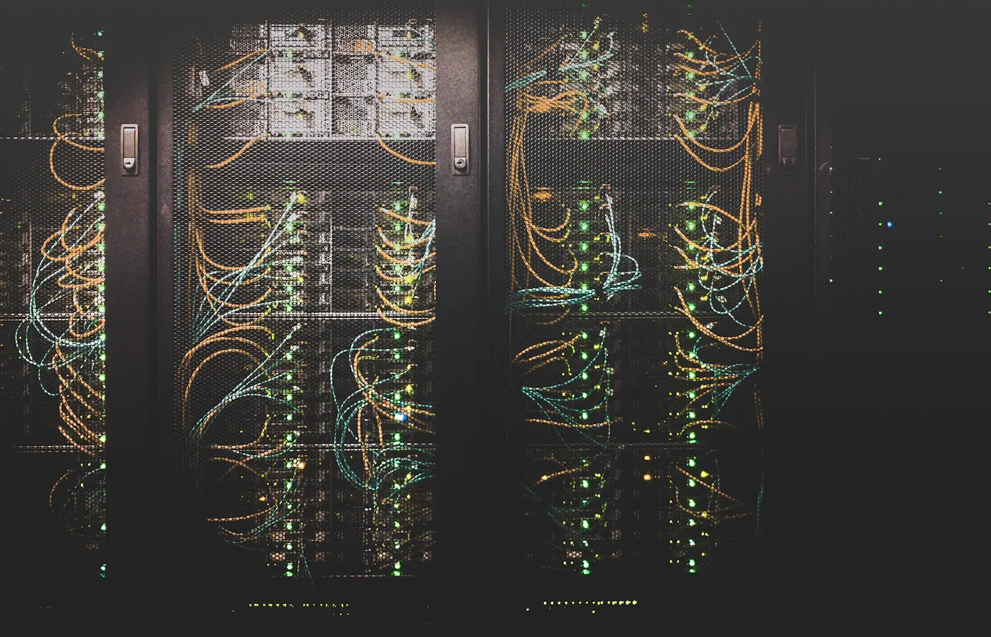 Armadi server e cablaggi di rete in un data center